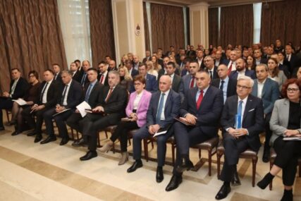 U toku sastanak u Vladi Srpske: Dodik, Višković i Cvijanovićeva postrojili direktore javnih preduzeća