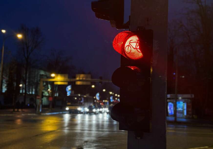 (FOTO) U svijetu normalno, kod nas tek sada: "Čudo" u Banjaluci, dobili smo semafor za bicikliste