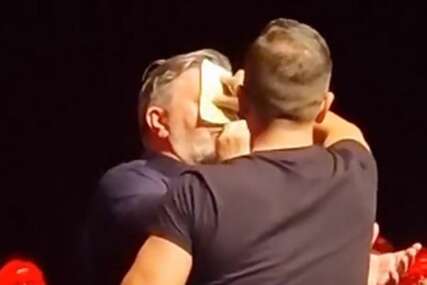 (VIDEO) "To pljuvanje, na čelo" Haos na nastupu Šerifa Konjevića zbog bakšiša, pjevač se ZALETIO NA MLADIĆA koji se popeo na binu