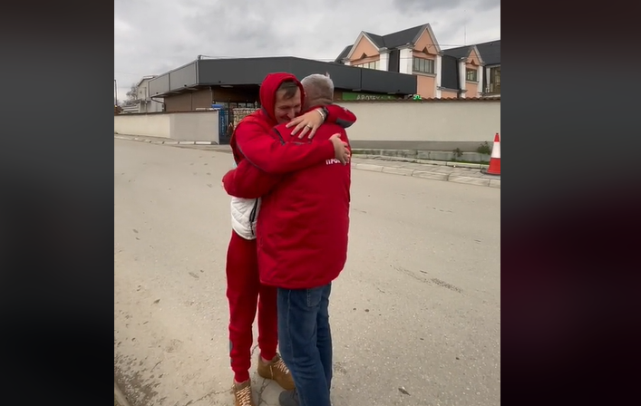 (VIDEO) “Srce mi se steglo” Sin poslije 7 godina prvi put došao iz Amerike u Srbiju, pa iznenadio oca