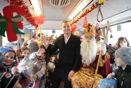 (VIDEO, FOTO) Djeda Mraz, Sveti Nikola i Draško u istom autobusu: Svi su oni danas obradovali male Banjalučane