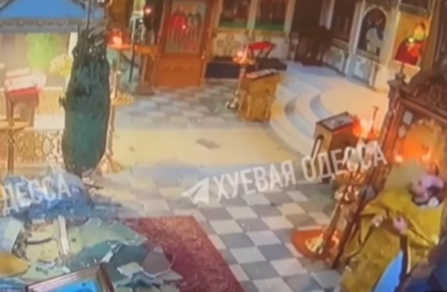 (VIDEO) Sveštenik za dlaku izbjegao smrt: Projektil pogodio pravoslavnu crkvu, plafon umalo pao na popa