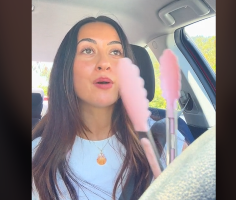 (VIDEO) "Ja imam spreman odgovor" Djevojka pokazala zašto u autu uvijek ima kuhinjsku hvataljku