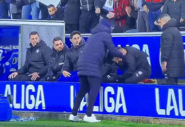 (VIDEO) HTIO JE DA ISKOČI IZ SVOJE KOŽE Trener Alavesa potpuno izgubio razum nakon primljenog gola protiv Reala u samom finišu meča