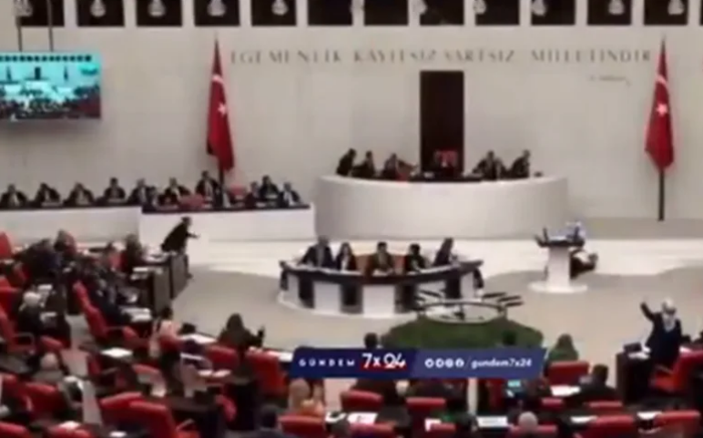 (VIDEO) STRASTVEN GOVOR Turski poslanik prokleo Izrael, pa doživio infarkt