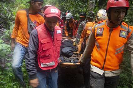 (FOTO) VULKAN ODNIO 22 ŽIVOTA Spasioci našli tijela nakon erupcije u Indoneziji