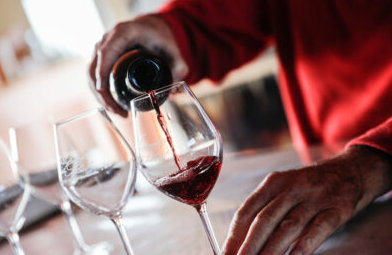 VJEČITO PITANJE DOBILO ODGOVOR Zašto crveno vino izaziva glavobolju i kako je spriječiti