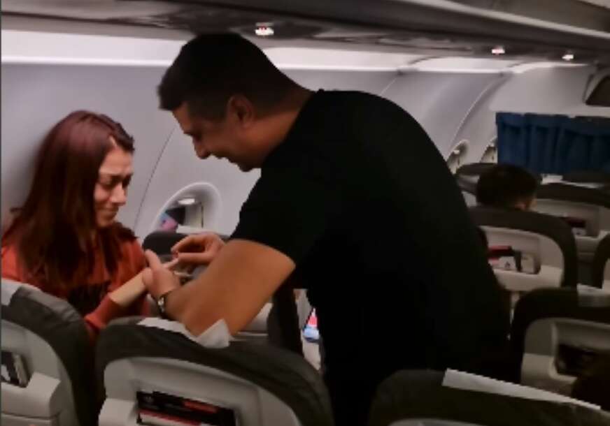 Mladić zaprosio djevojku u avionu