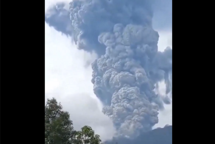 (VIDEO) NEVJEROVATNA ERUPCIJA Vulkan bacao pepeo 3.000 metara u vis