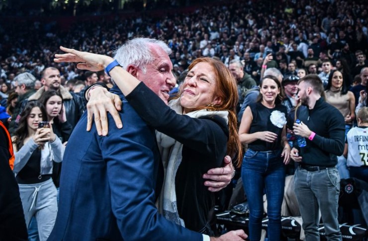 VEČE PUNO EMOCIJA Obradović u zagrljaju supruge nakon velike pobjede protiv Milana
