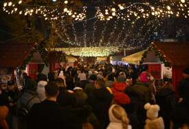 (FOTO) Ovako je bilo na otvaranju "Zimzobala": Uz vile, vilenjake, Djeda Mraza i lampione počeo zimski market