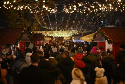 (FOTO) Ovako je bilo na otvaranju "Zimzobala": Uz vile, vilenjake, Djeda Mraza i lampione počeo zimski market