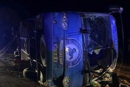 (VIDEO, FOTO) KATASTROFA U ALŽIRU Prevrnuo se autobus, poginula 2 fudbalera