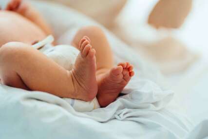 SAVJETI ZA RODITELJE Bebe bolje spavaju tokom noći kada preko dana više vremena provode u ovom položaju
