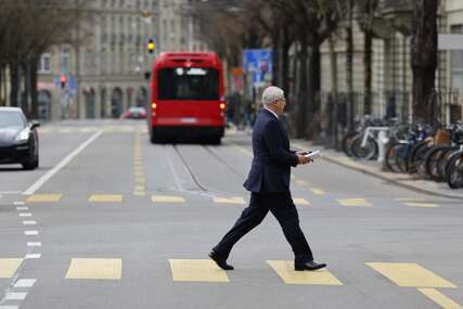 Čovjek prelazi ulicu u Bernu