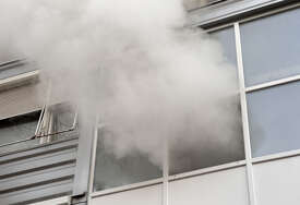 (FOTO) Vatrogasci na terenu: U požaru u stambenoj zgradi NASTRADALA ŽENA, dvije osobe teško povrijeđene