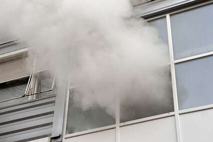 (FOTO) Vatrogasci na terenu: U požaru u stambenoj zgradi NASTRADALA ŽENA, dvije osobe teško povrijeđene