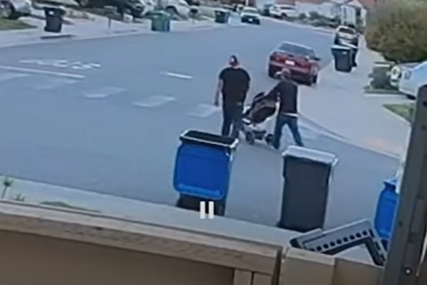 (VIDEO) ŠOKANTAN SNIMAK Jeziv napad na prolaznika koji je gurao dječija kolica