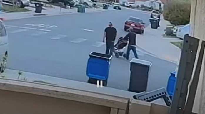 (VIDEO) ŠOKANTAN SNIMAK Jeziv napad na prolaznika koji je gurao dječija kolica