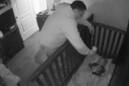 (VIDEO) Ovaj deka je urnebes: Roditelji nisu mogli da vjeruju šta su vidjeli na bebi monitoru, nasmijaće vas do suza