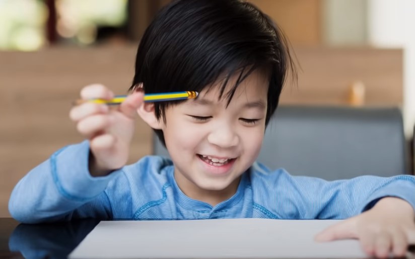 dijete drži olovku