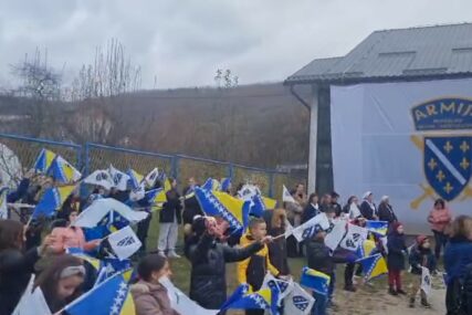 (VIDEO) "Slave godišnjicu protjerivanja komšija" Djeca sa ratnim zastavama u Gostoviću slavila "dan oslobođenja"