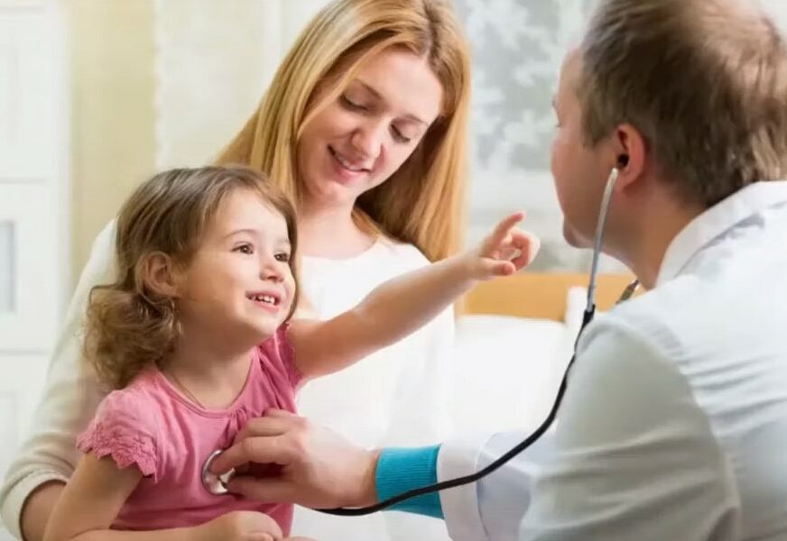 djevojčica na pregledu kod doktora