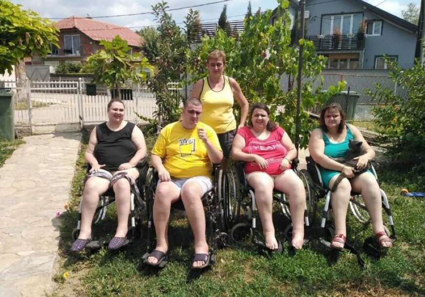 (FOTO) Dragana je rodila četvoro djece, a sva su završila u kolicima: Otac ih je ostavio, a njihova majka polako gubi snagu