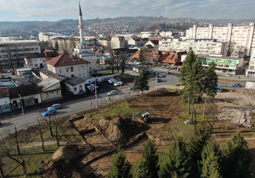(FOTO) Pronađen ispod kružne raskrsnice na Bulevaru: Bunar iz srednjeg vijeka ISKOPAN U BANJALUCI
