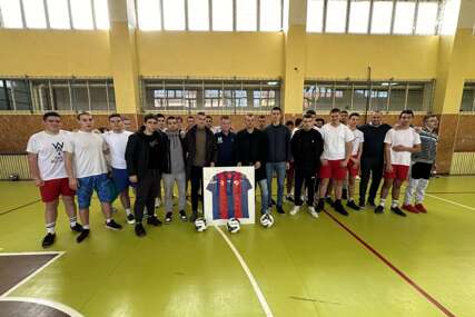 (FOTO) "Obrazovanje i sport mogu i moraju da idu jedno uz drugo" Fudbaleri Borca obradovali učenike Tehničke škole u Banjaluci
