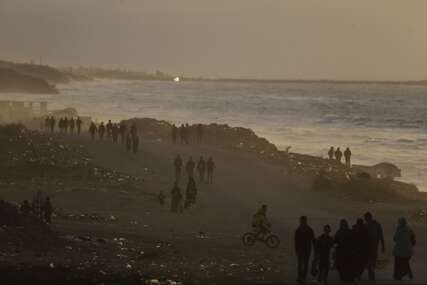 Ljudi na plaži na jugu Gaze
