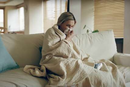 Žena na kauču bolesna od prehlade