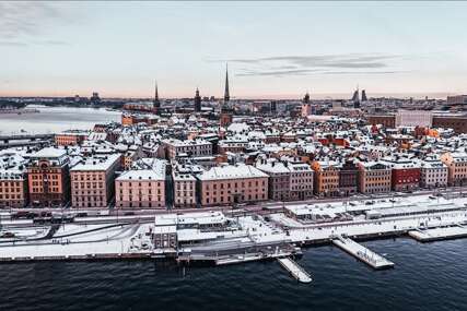 (FOTO) ZIMSKE POLARNE NOĆI Snijeg zabijelio glavni grad Švedske, temperatura će se spuštati i do minus 12 stepeni