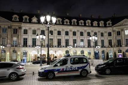 Policija ispred hotela Ric u Parizu