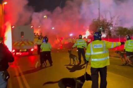 (VIDEO) HAOS U ENGLESKOJ Poljski navijači zapalili policajca, ranjeno još 3 ljudi