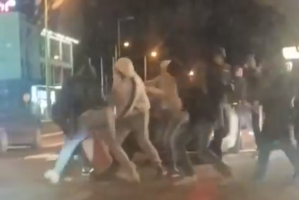 (VIDEO) NAPALI TINEJDŽERA ZBOG MAJICE Oglasio se MUP o incidentu u Mostaru, traga se za huliganima