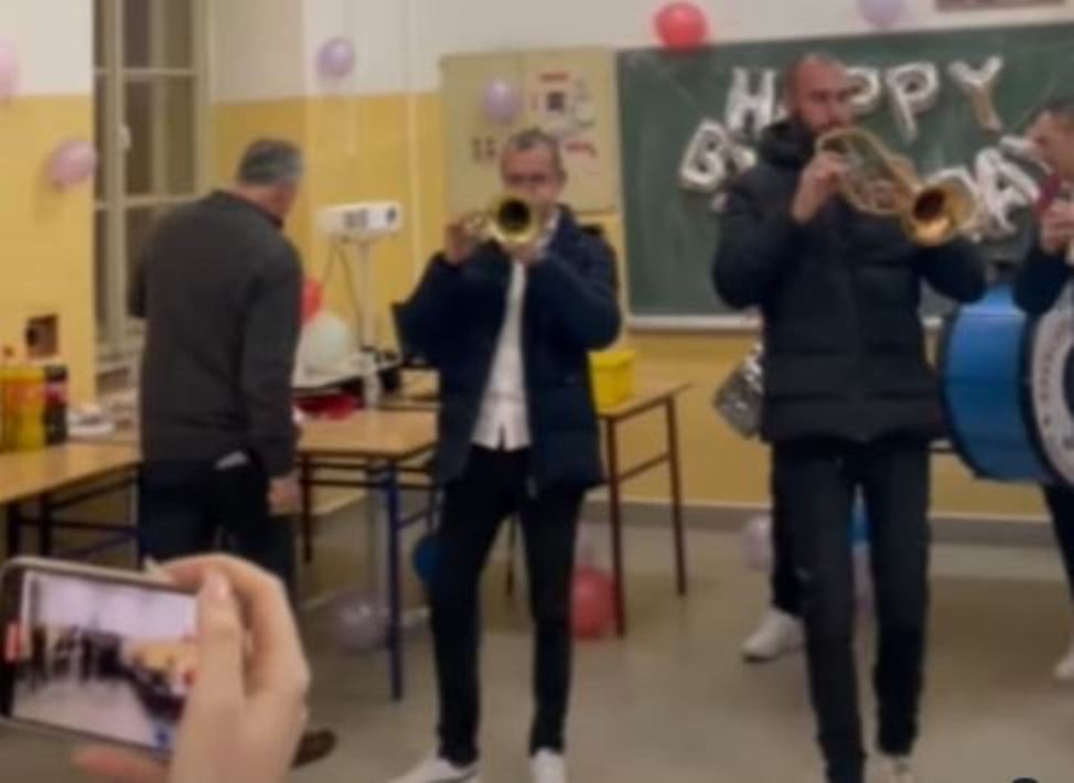 (VIDEO) ISPRAĆAJ ZA PAMĆENJE Srednjoškolci ispratili omiljenog profesora Radenka u penziju uz trubače