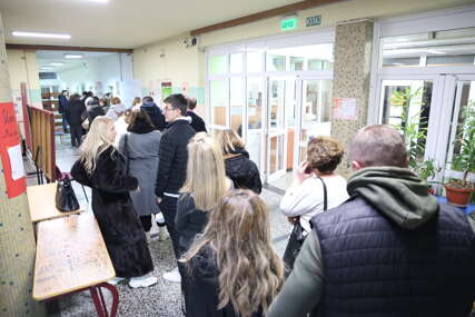 glasači čekaju u redu na izborima u Srbiji