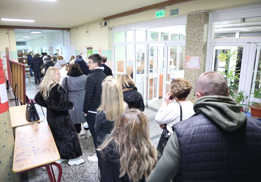 glasači čekaju u redu na izborima u Srbiji