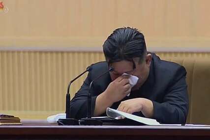 ZAPLAKAO KIM DŽONG UN Sjevernokorejski lider u suzama pred hiljadama žena, ovo je razlog (FOTO, VIDEO)