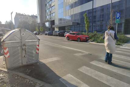(FOTO) Nelogičnost komunalnog rješenja: Kako bezbjedno preći ulicu ako OD KONTEJNERA NE VIDITE da li dolazi auto