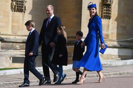 (FOTO) Nekome nedostaje prst, a nekome noga: Porodični portret kraljevske porodice komentariše cijeli svijet