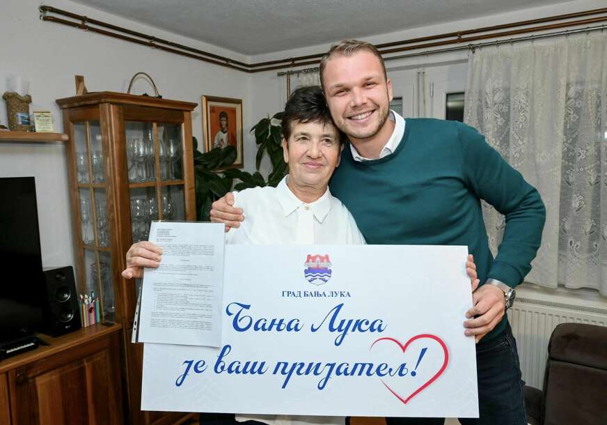 "Nastavljamo dalje za naš grad" Stanivuković uručio rješenje o besplatnoj legalizaciji objekata porodici iz Česme