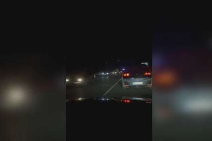 (VIDEO) Potresne scene sa mjesta lančanog sudara: Dijelovi automobila rasuti po putu, povrijeđene se prevoze u bolnicu