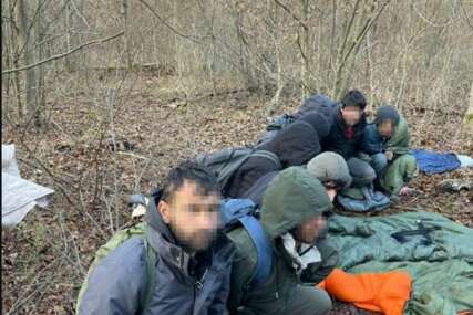 (FOTO) Policija pronašla arsenal kod migranata: Uhapšena grupa muškaraca kod Donjeg Svilaja