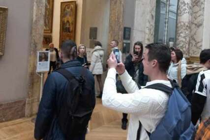 (VIDEO) Frizer napravio pometnju u Luvru: Marko ispred svjetskog remek-djela pokazao svoju verziju Mona Lize