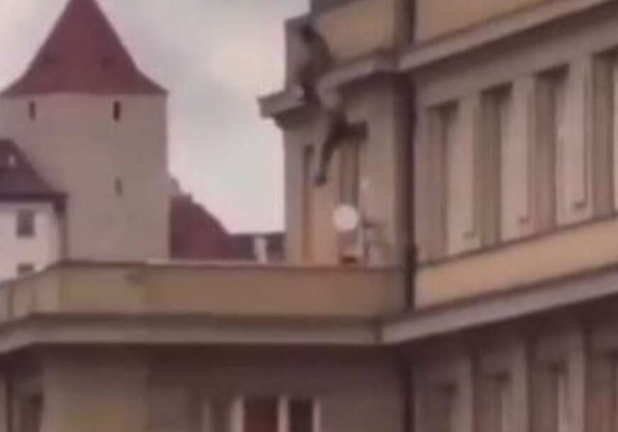 Studenti skaču sa zgrade fakulteta u Pragu