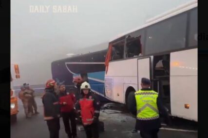(VIDEO, FOTO) LANČANI SUDAR U TURSKOJ Najmanje 11 ljudi poginulo, preko 50 putnika u bolnicama