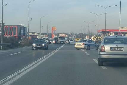 (FOTO) Sudar na banjalučkoj brzoj cesti: Zaustavljen saobraćaj