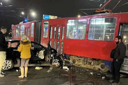 (FOTO) JEZIVA NESREĆA Automobil prošao na crveno i zakucao se u tramvaj